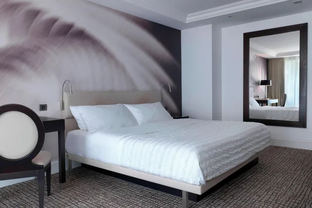 غرفة ديلوكس بسرير كينج، Le Meridien Beach Plaza 2/3