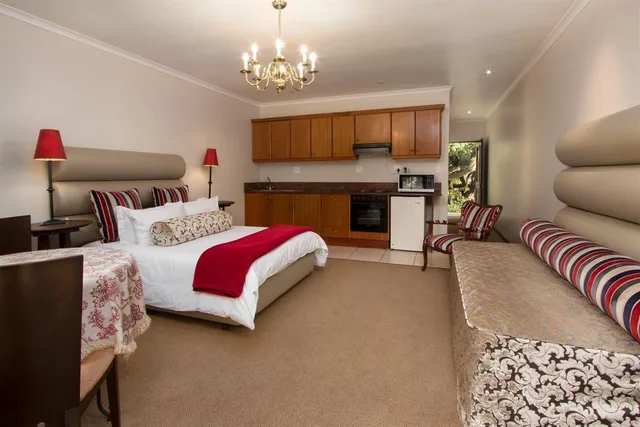 1 Bedroom, Luxury, Double Bed, Mountain View, Kitchenette, Milkwood Lodge Hermanus 1/1
