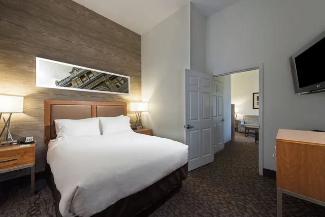 جناح بسرير كوين، Holiday Inn Savannah Historic District 3/4