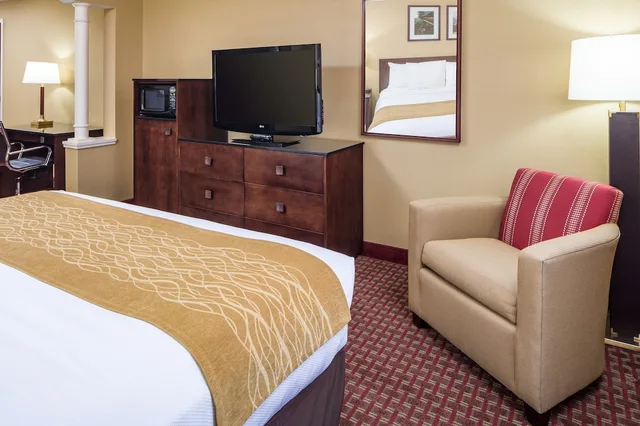 غرفة بسريرين كوين مع أريكة لذوي الإعاقة، Comfort Inn and Suites Near Burke Mountain Saint Johnsbury, VT 2/3