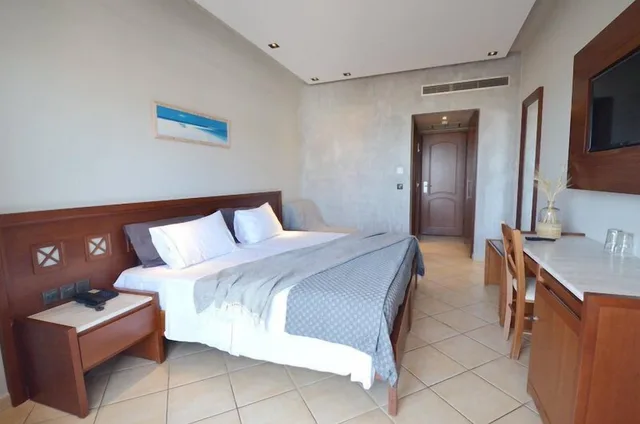 غرفة قياسية بسرير كوين بإطلالة على البحر، Evilion Sea And Sun Hotel 2/5
