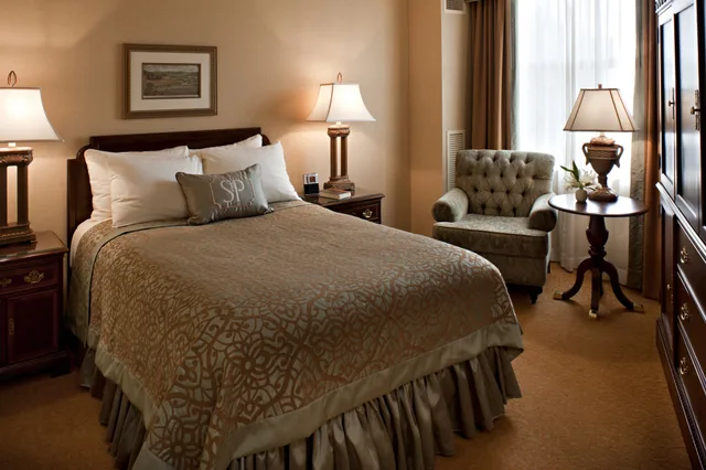 غرفة قياسية بسرير كوين، The Saint Paul Hotel 1/1