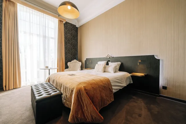 غرفة تنفيذية بسرير كوين، Chateau de Namur 9/10