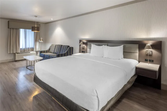 غرفة بسرير كينج مع أريكة بحوض استحمام، Best Western Plus Executive Suites 2/10