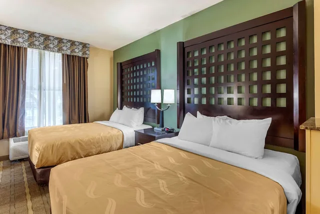 جناح بسريرين كوين مع أريكة، Quality Inn Suites Durant 1/10