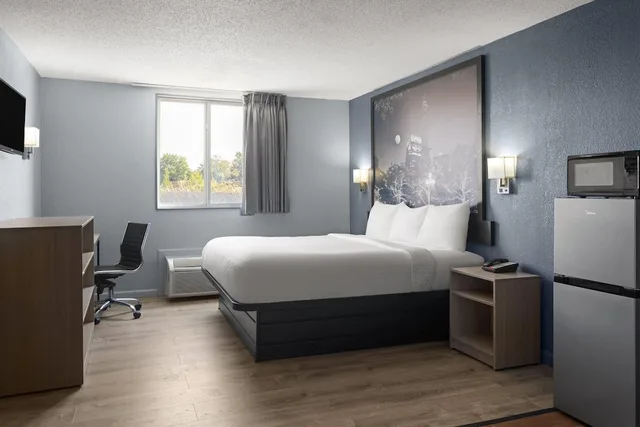 غرفة بسرير كينج لذوي الإعاقة، Super 8 by Wyndham Fort Wayne 5/7