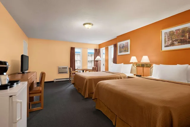 جناح بسريرين كوين بمطبخ صغير، Travelodge by Wyndham Quesnel 1/1