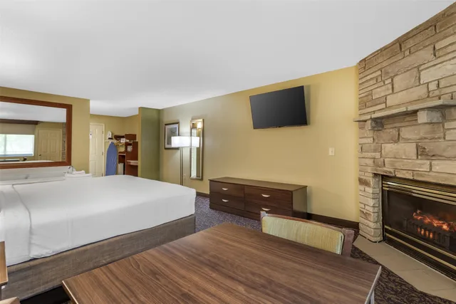 غرفة بسرير كينج بشرفة بجاكوزي، Best Western Plaza Inn 2/4