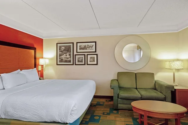غرفة تنفيذية بسرير كينج، La Quinta Inn Suites Winston Salem 1/4