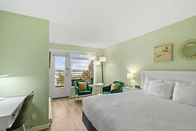 Standard, King Bed, Bay View، The Embarcadero Resort Hotel & Marina 1/7
