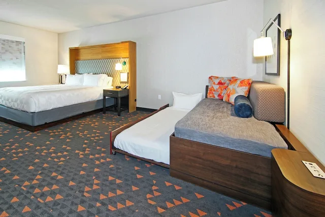 غرفة قياسية بسرير كينج مع أريكة، Holiday Inn & Suites Calgary Airport North 7/10