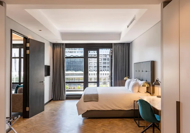 غرفة ديلوكس بسرير كينج وسريرين منفصلين بغرفتي نوم، The Onyx Hotel 1/1
