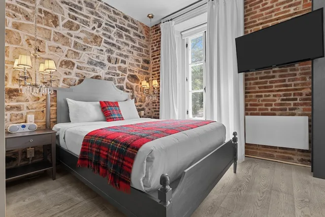 غرفة ديلوكس بسرير كوين، Auberge Place D Armes 3/10