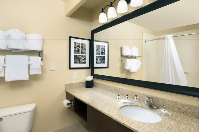 غرفة بسرير كينج، Country Inn & Suites by Radisson, Humble IAH East 2/2