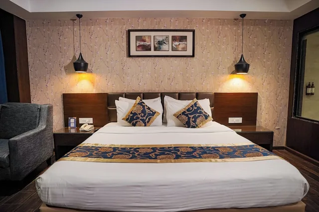 غرفة تنفيذية بسرير كينج، Hotel Saffron Crest 2/5
