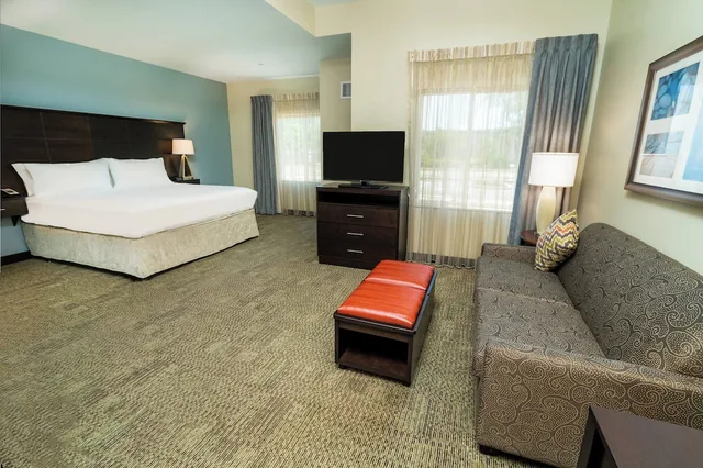 جناح استوديو بسرير كينج مع أريكة بمطبخ لذوي الإعاقة، Staybridge Suites Newark - Fremont 3/4