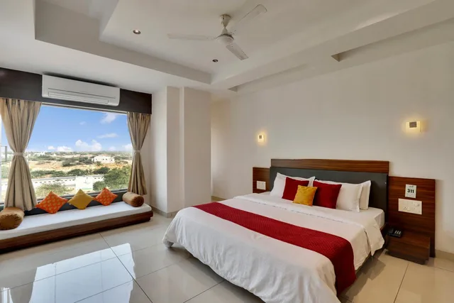 غرفة ديلوكس بسرير كينج بشرفة، Goverdhan Greens Resort Dwarka 1/2