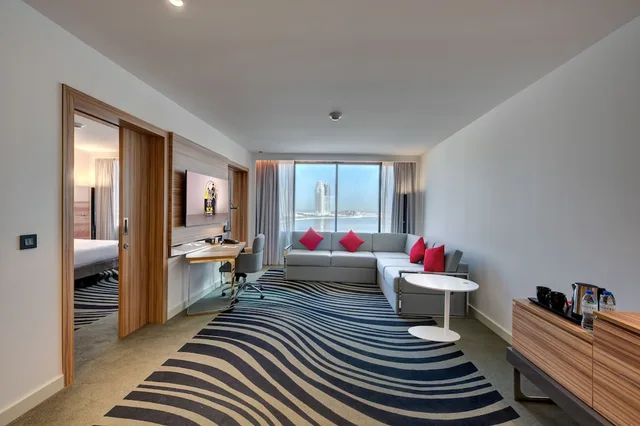 غرفة قياسية بسرير مزدوج بإطلالة على المدينة مع أريكة، Novotel Sharjah Expo Centre 8/10