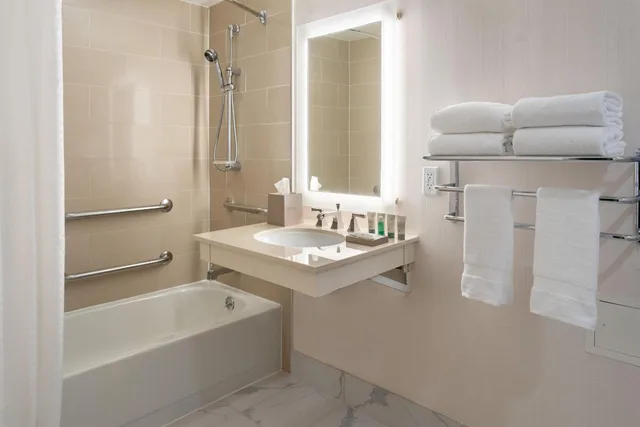 غرفة تقليدية بسرير كينج بحوض استحمام لذوي الإعاقة، Westin Atlanta Airport Hotel 10/10