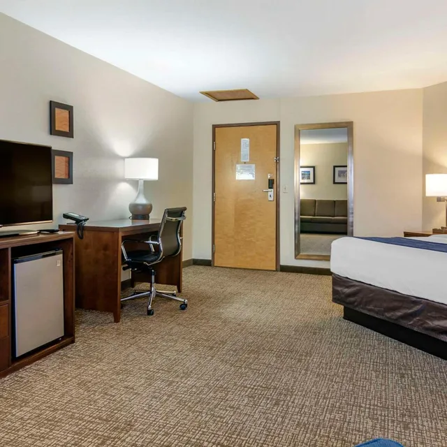 غرفة كبيرة بسرير كينج مع أريكة، Comfort Inn Bozeman near University 3/4