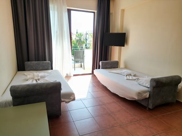 شقة بسريرين منفصلين بإطلالة على المسبح بغرفة نوم واحدة مع أريكة، Lemas Suite Hotel 5/10
