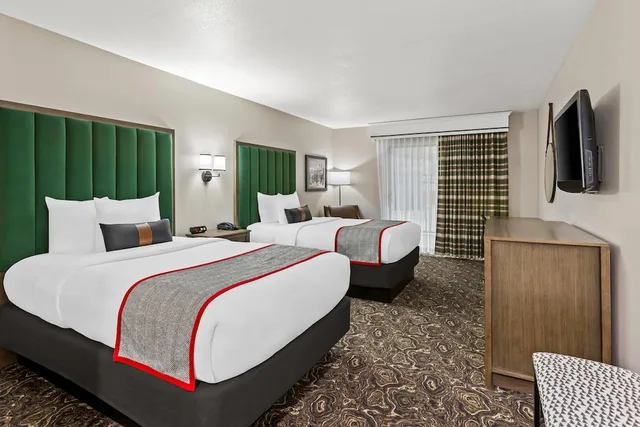 غرفة قياسية بسريرين مزدوجين بشرفة، Lumber Jack Lodge, Ascend Hotel Collection 5/9