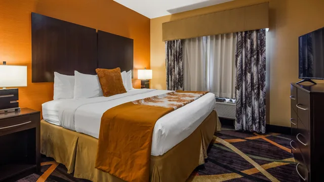 غرفة قياسية بسرير كينج بحوض جاكوزي، Best Western Plus Whitewater Inn 1/9