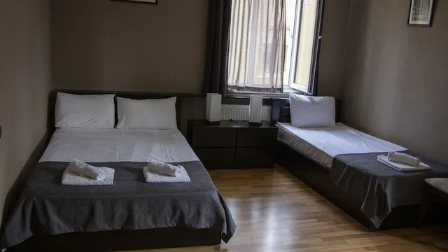 غرفة عائلية بسرير مزدوج وسرير فردي، New Metekhi Hotel 1/7