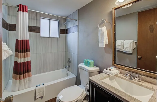 Standard, 2 Queen Beds, Creek Side، Brookside Lodge 4/8