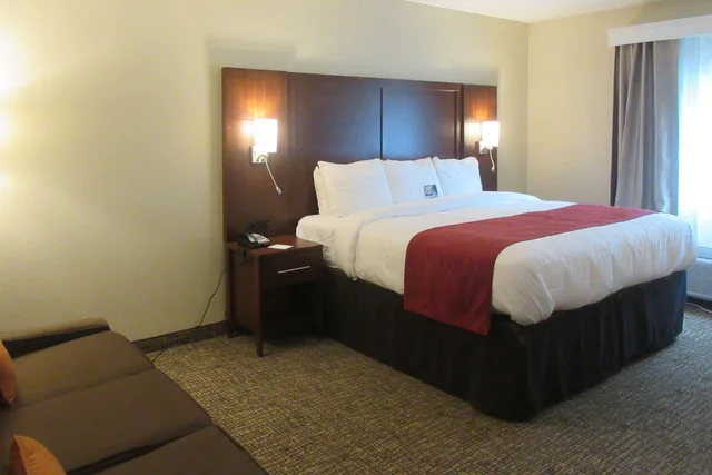 Room, King Bed, Comfort Inn & Suites Michigan City South 1/4