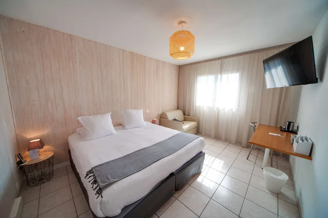 غرفة عائلية بسرير كينج مع أريكة، Sure Hotel by Best Western Beziers Le Monestie 1/7