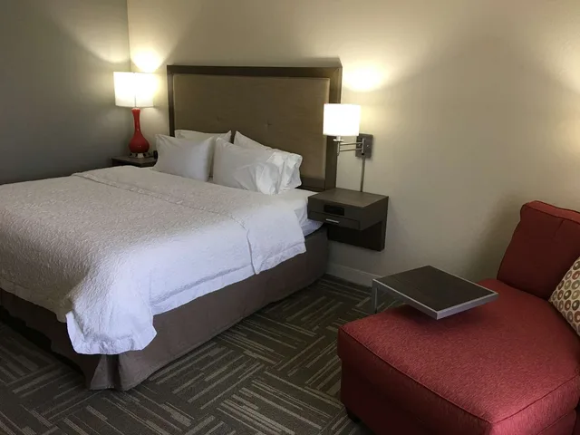 غرفة كبيرة بسرير كينج، Hampton Inn McPherson KS 2/3