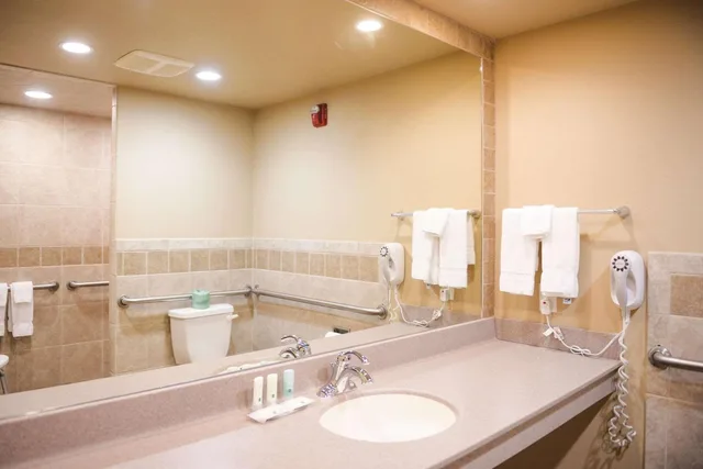 جناح بسرير كينج بمنطقة جلوس، Quality Inn and Suites Ames Conference Center Near ISU Campus 9/10