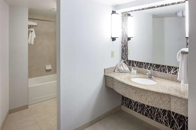 Evolution, King Bed, Sofa، Hilton Garden Inn Nashville-Vanderbilt 2/3