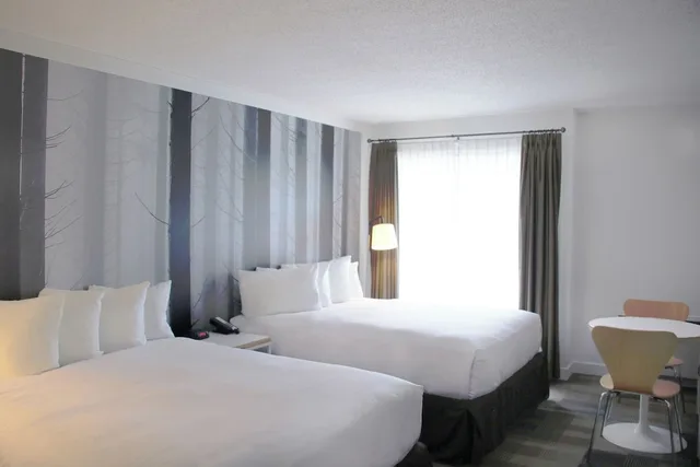 Coast, Superior, 2 Queen Beds, Patio، Coast Canmore Hotel Conference Centre 1/6