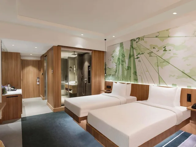 غرفة بريميير بسريرين منفصلين بإطلالة على المدينة مع دخول صالة النادي في طابق مرتفع، Novotel Mumbai Juhu Beach 1/8