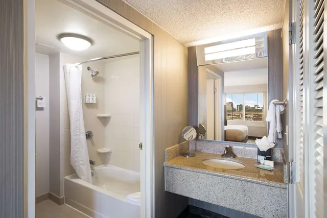 جناح بسرير كينج بغرفة نوم واحدة مع أريكة، Sonesta Select Atlanta Midtown Georgia Tech 4/5