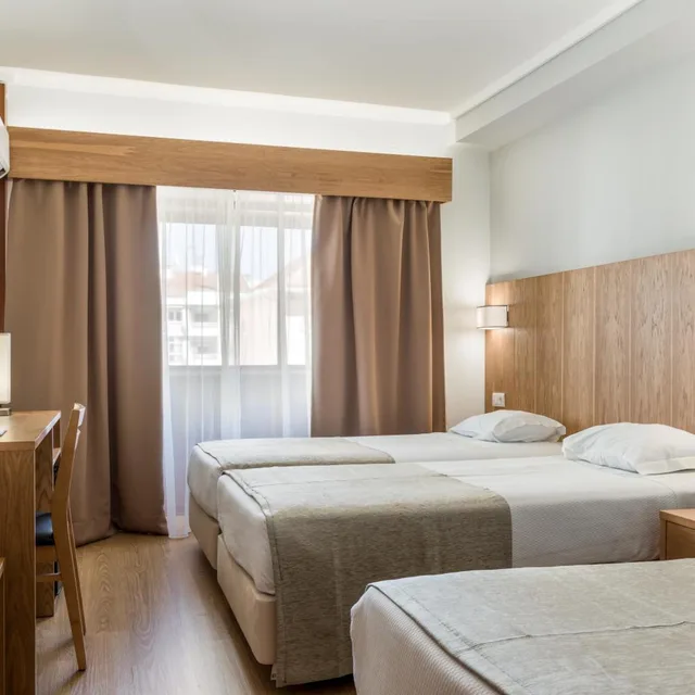 غرفة بسريرين منفصلين مع سرير إضافي، Hotel Moinho de Vento 1/8