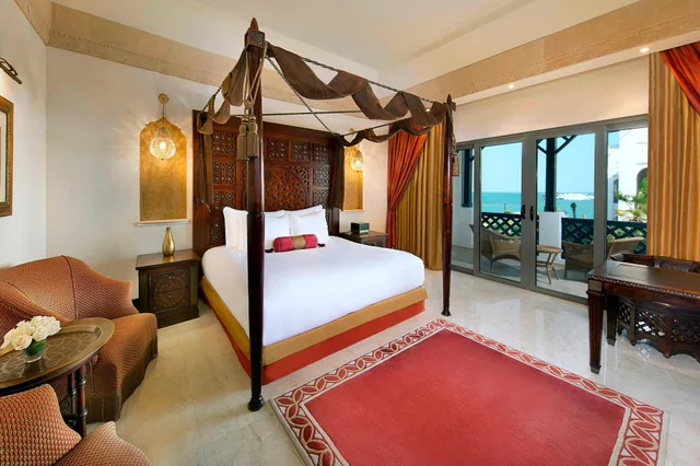 غرفة ديلوكس بسرير كينج بإطلالة على البحر، Sharq Village & Spa, a Ritz-Carlton Hotel 1/6