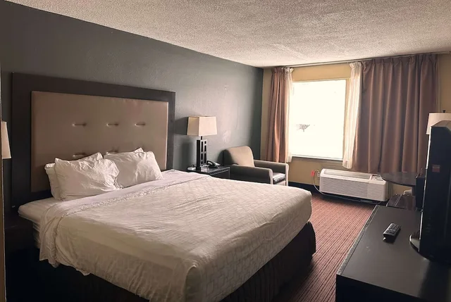 غرفة بسرير كينج، Days Inn & Suites by Wyndham Muskegon 3/5