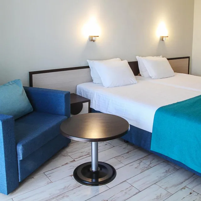 غرفة بسريرين منفصلين بشرفة، Meridian Hotel 1/5