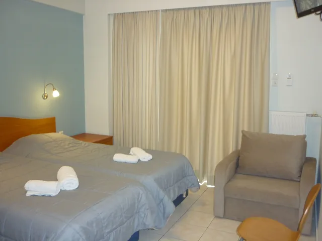 غرفة ثلاثية بسريرين منفصلين مع أريكة، Diros Hotel 8/10