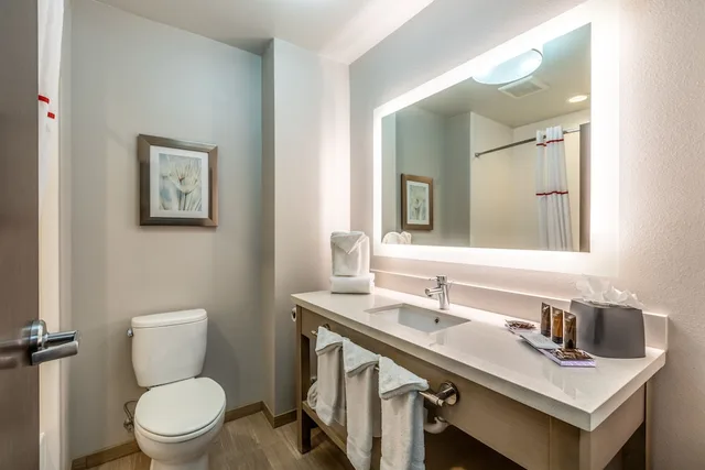 جناح بسرير كوين بغرفة نوم واحدة بمطبخ صغير، Hawthorn Suites by Wyndham Loveland 2/3
