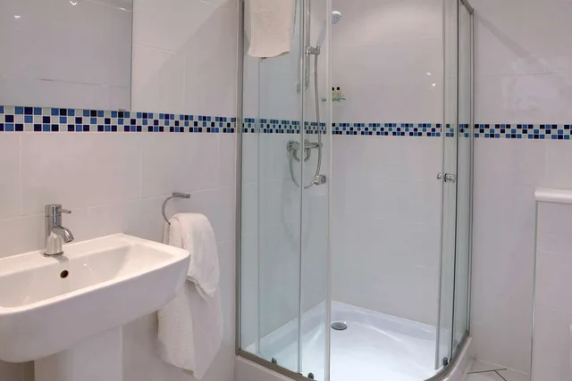 جناح بسرير كينج، Bestwood Lodge Hotel 3/4
