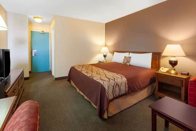 غرفة بسرير كينج، Travelodge by Wyndham Cleveland Airport 3/3