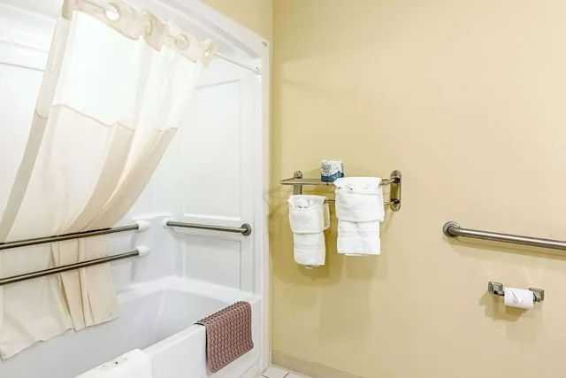 Room, King Bed, Accessible, Quality Inn Burkeville Hwy 360 & 460 5/6