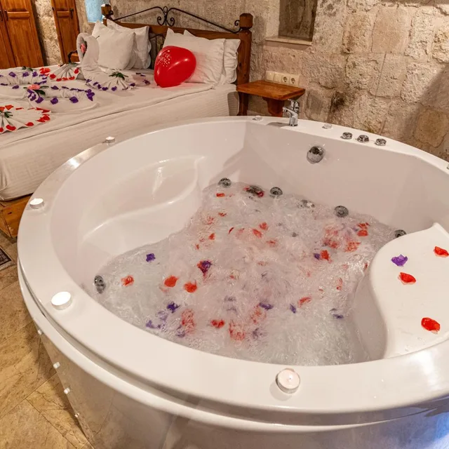 غرفة بسرير كوين بجاكوزي، Dervish Cave House 8/10