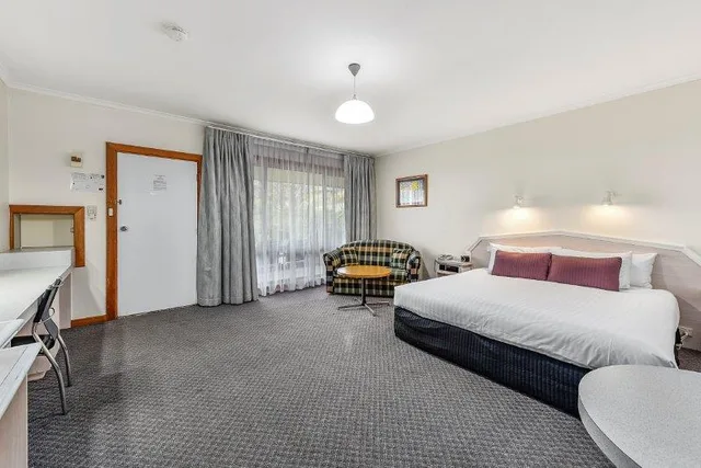 غرفة بسرير كينج في الطابق الأرضي، Comfort Inn The Lakes 2/6