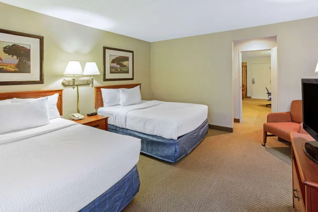 جناح بسريرين، La Quinta Inn & Suites by Wyndham Appleton College Avenue 1/1