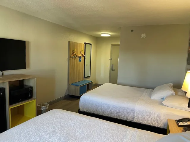 غرفة بسريرين مزدوجين لذوي الإعاقة، Days Inn & Suites by Wyndham DeSoto 3/5